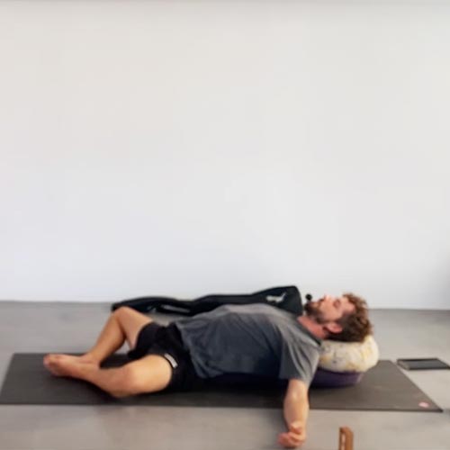 Yin Yoga with live Guitar by Richard